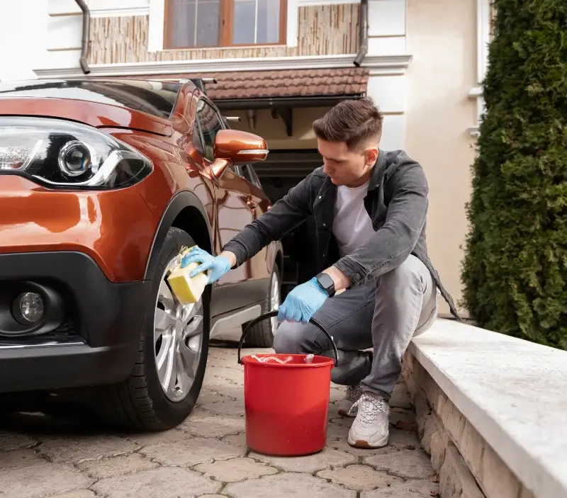 Lavage auto à domicile Oucques La Nouvelle : professionnel intervenant sur un véhicule